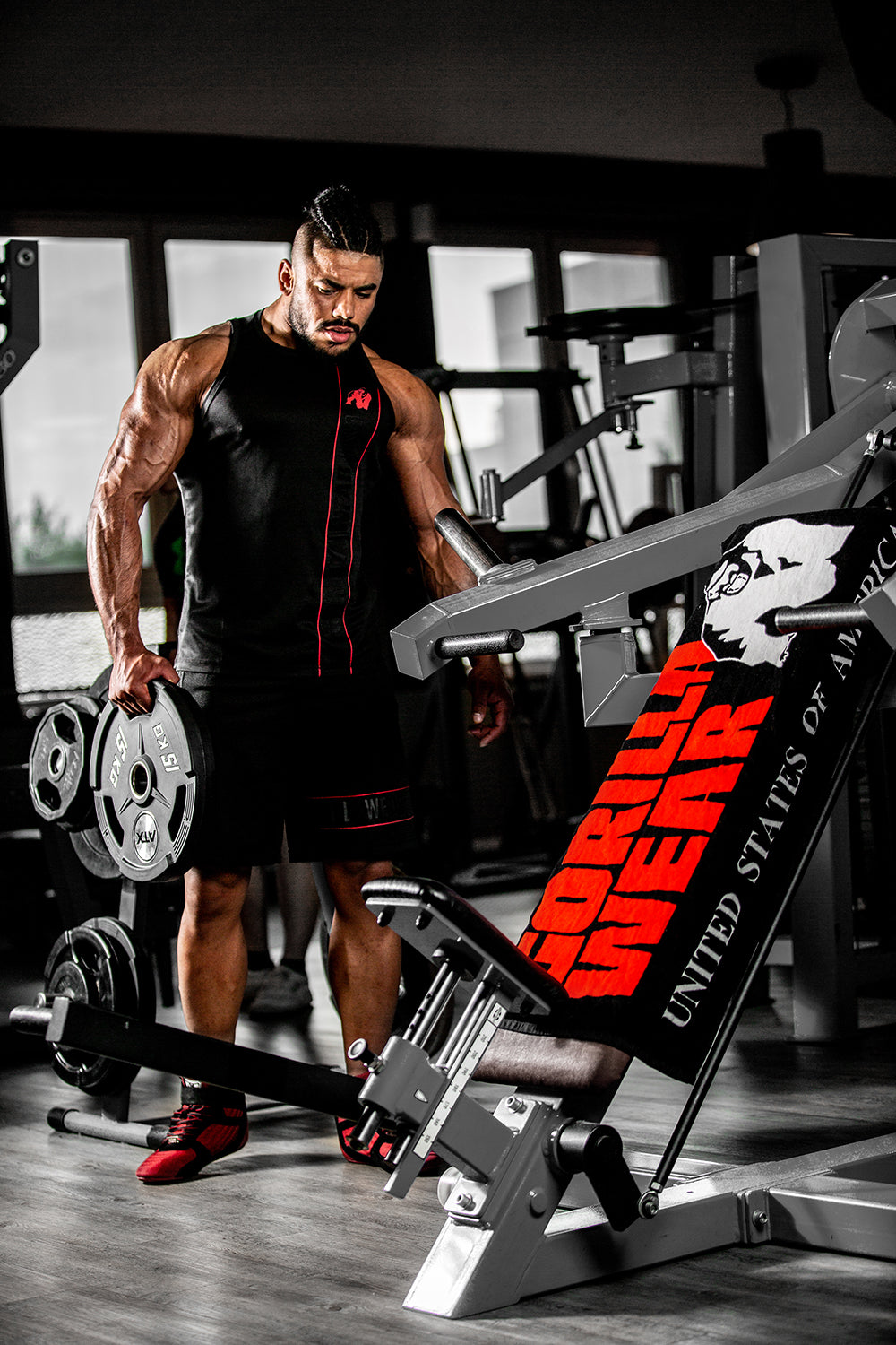 Gorilla Wear Functional Gym Towel - handdoek - Zwart/Rood - In gebruik