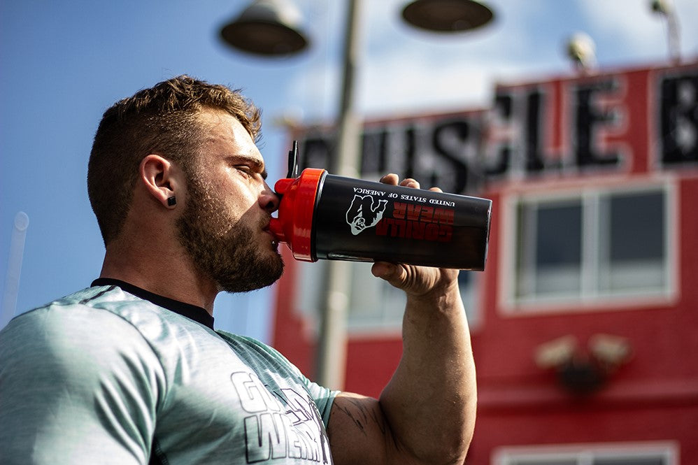 Gorilla Wear Shake Beker XXL - 1000 ml - Zwart/Rood - In gebruik