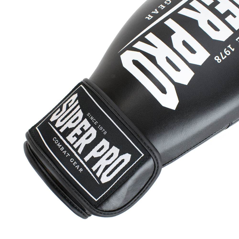 Super Pro Combat Gear Champ (Kick)Bokshandschoenen - Zwart/Wit - In gebruik