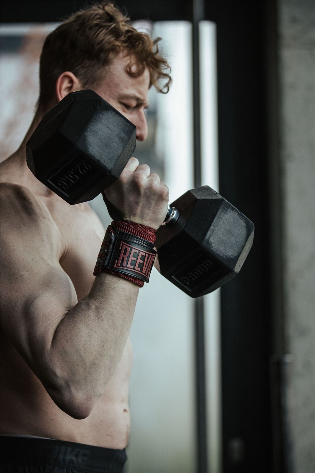 Reeva Wrist Wraps - Maroon - In gebruik
