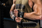 Gorilla Wear Wrist Wraps Ultra - Zwart/Wit - In gebruik