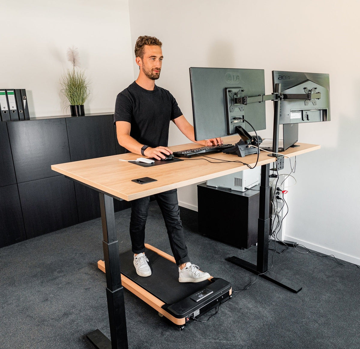 Kuipers Loopband K1 - Kantoor Walkingpad - Hout/Zwart - In gebruik