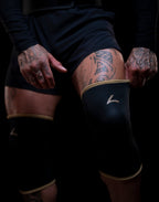 Reeva Powerlifting Knee Sleeves - Knie Bandages - 7 mm - Goud - In gebruik