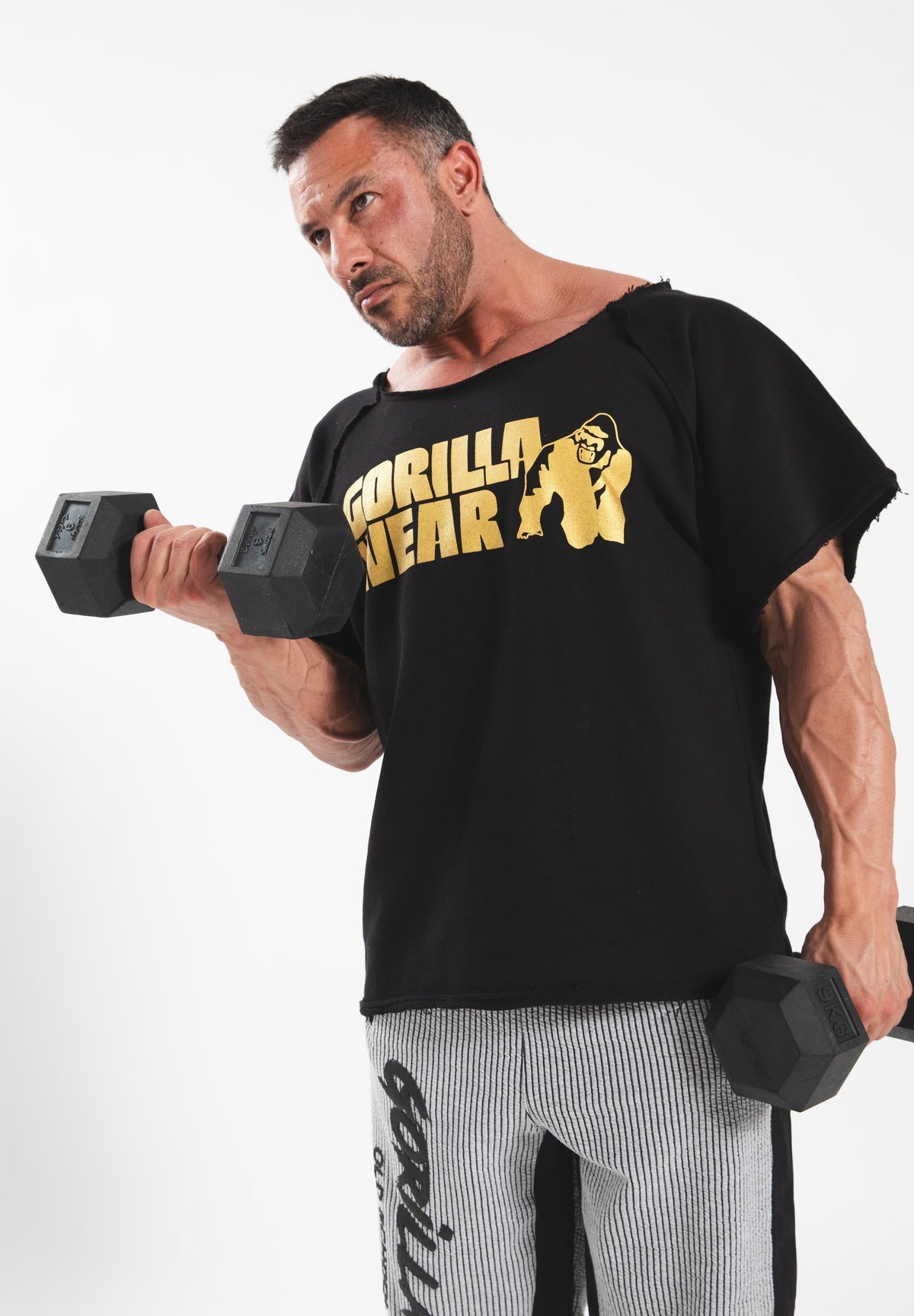 Gorilla Wear Classic Work Out Top - Zwart/Goud - In gebruik