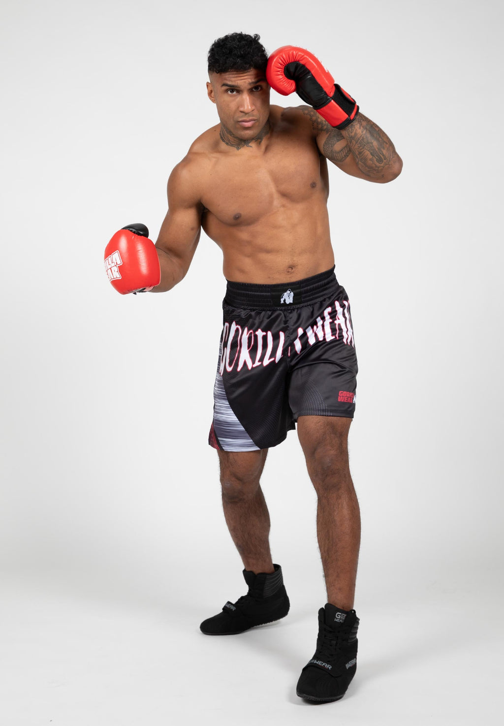 Gorilla Wear Clayton Boxing Shorts - Zwart/Rood - In gebruik