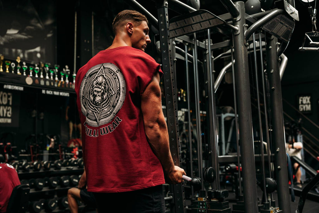 Gorilla Wear Bouse Cut Off Tanktop - Bordeauxrood - In gebruik