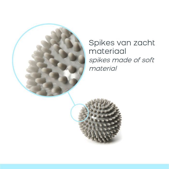 Wonder Core Spiky Massage Ball 9 cm - Grijs - In gebruik